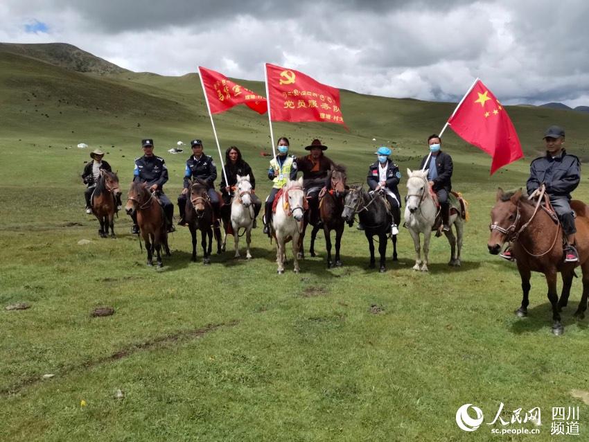 馬背宣講隊(duì)。巴登攝