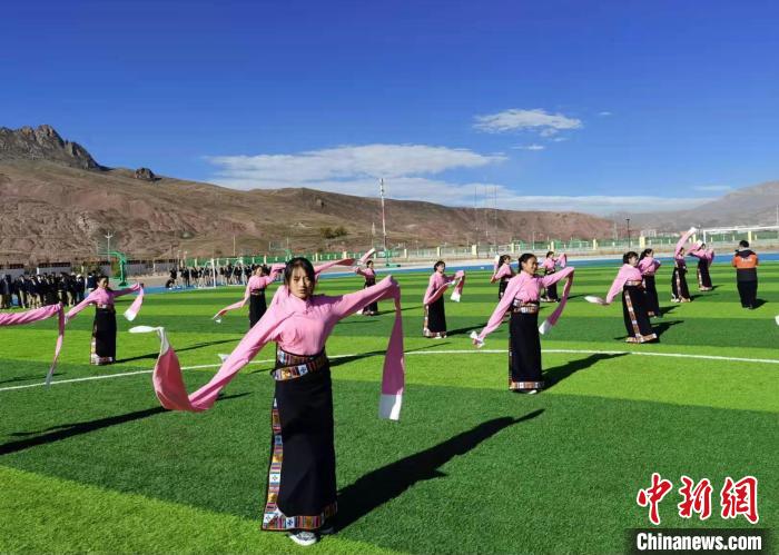 圖為青海師范大學(xué)附屬玉樹(shù)實(shí)驗(yàn)學(xué)校學(xué)生在綠茵場(chǎng)跳起囊謙古舞—卓根瑪?！“讋?攝