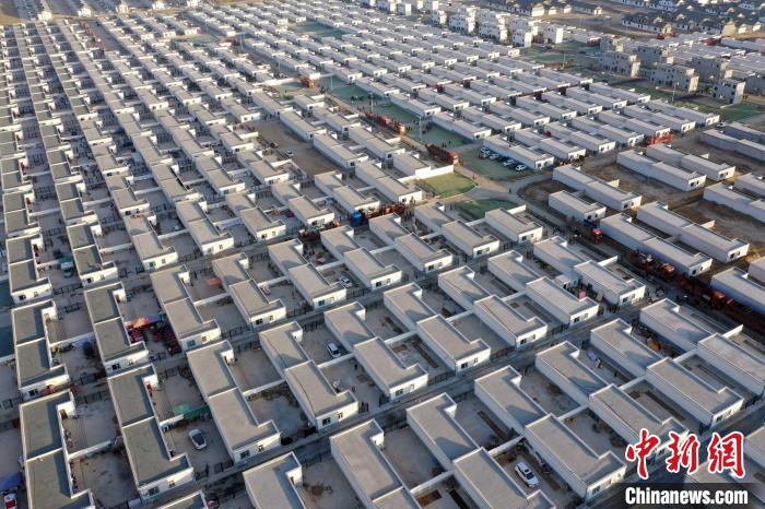圖為蘭州新區(qū)移民安置區(qū)?！《P 攝