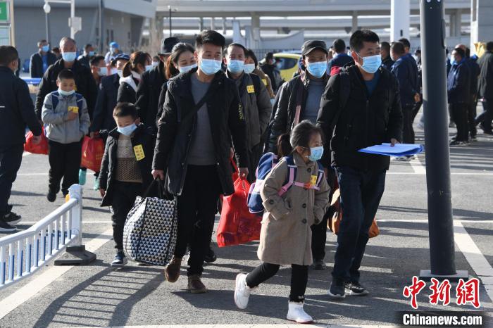 圖為搬遷民眾剛出火車站。　丁凱 攝