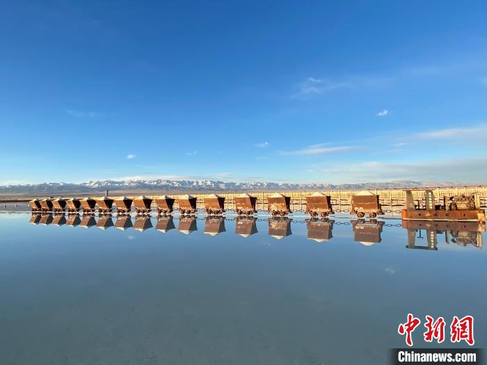 圖為小火車倒影在湖中，湖面如圖明鏡一般?！●R翔 攝