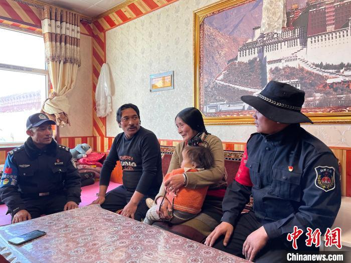 圖為派出所民警和義警入戶了解情況?！∑罾C娟 攝