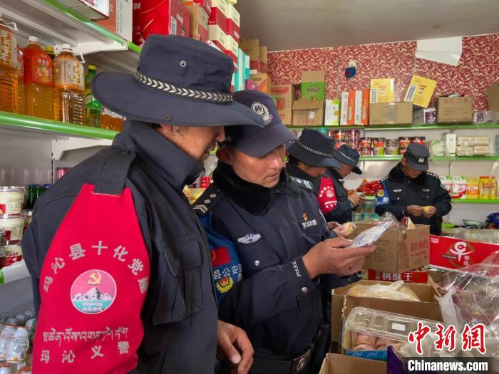 圖為派出所民警和義警對沿街店鋪檢查?！∑罾C娟 攝