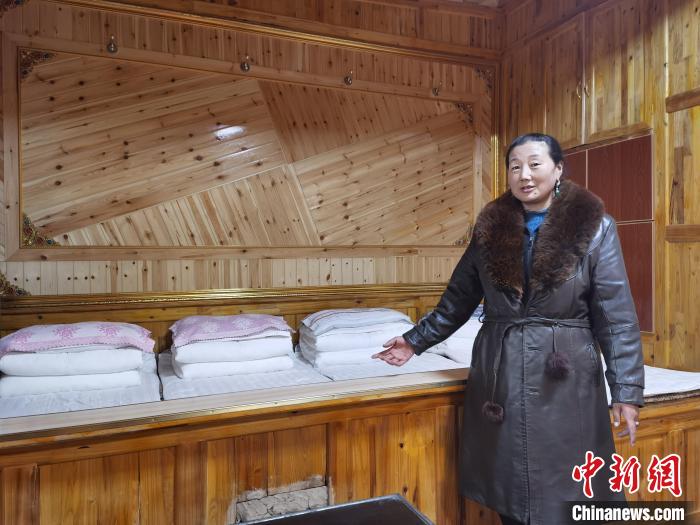 圖為德吉村村民鬧尖措介紹自家農(nóng)家樂。　祁增蓓 攝