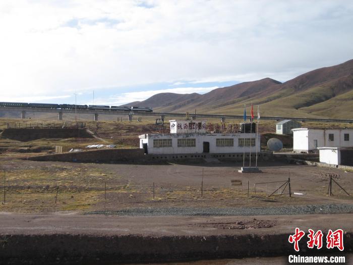 圖為青藏鐵路通車(chē)后列車(chē)經(jīng)過(guò)中鐵西北院風(fēng)火山觀測(cè)站。(資料圖) 中鐵西北科學(xué)研究院供圖