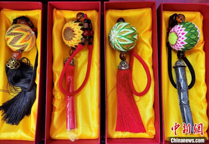 圖為藏繡手工藝品?！∑钤鲚?攝