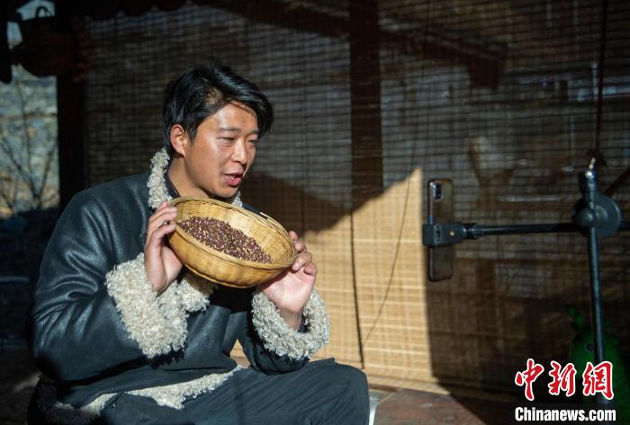 洛桑在鏡頭前介紹家鄉(xiāng)特產(chǎn)?！⒅铱?攝