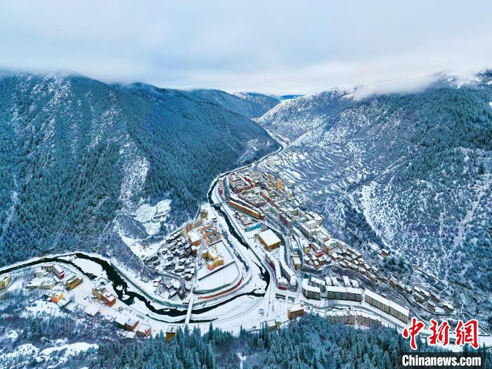 壤塘的雪后美景?！∪捞量h融媒體中心供圖