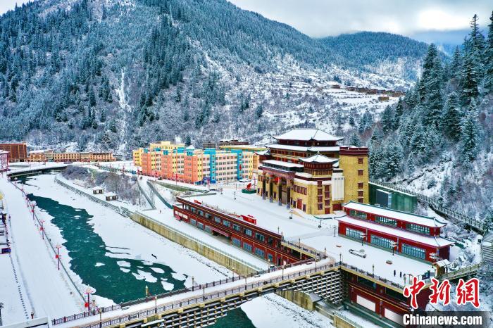 壤塘的雪后美景?！∪捞量h融媒體中心供圖