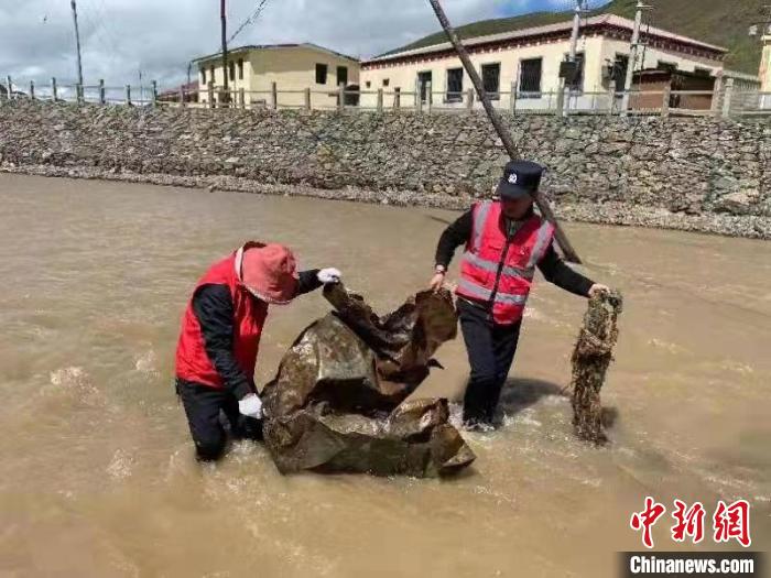 守護(hù)長江支流的青?！肮_(dá)義警”