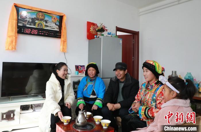 新家是兩層小樓房，一樓布置得充滿現(xiàn)代感，喝著藏式奶茶，一家人聊著今年春節(jié)怎么過?！《∷?攝