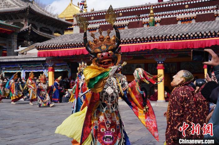 圖為塔爾寺僧侶進行“跳欠”儀式?！●R銘言 攝