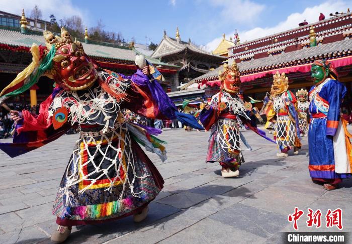 圖為塔爾寺僧侶進(jìn)行“跳欠”儀式?！●R銘言 攝