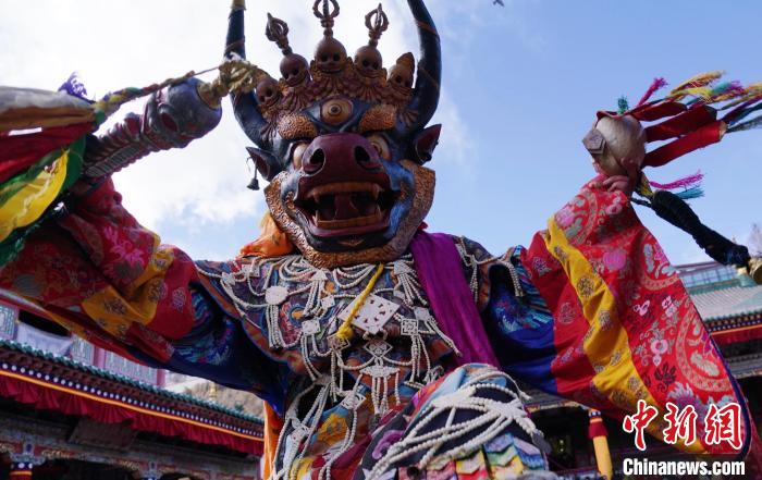 圖為塔爾寺僧侶進(jìn)行“跳欠”儀式?！●R銘言 攝
