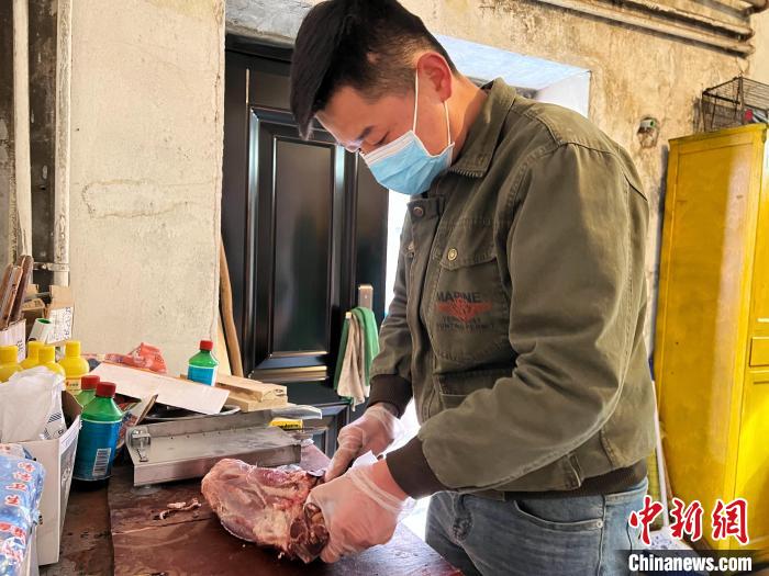 圖為雪豹“奶爸”史壽軍正在準(zhǔn)備投喂雪豹的食材。　馬銘言 攝