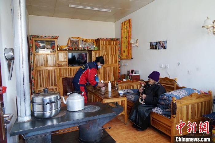 圖為敬老院護(hù)工為老人打掃屋內(nèi)衛(wèi)生。　馬銘言 攝