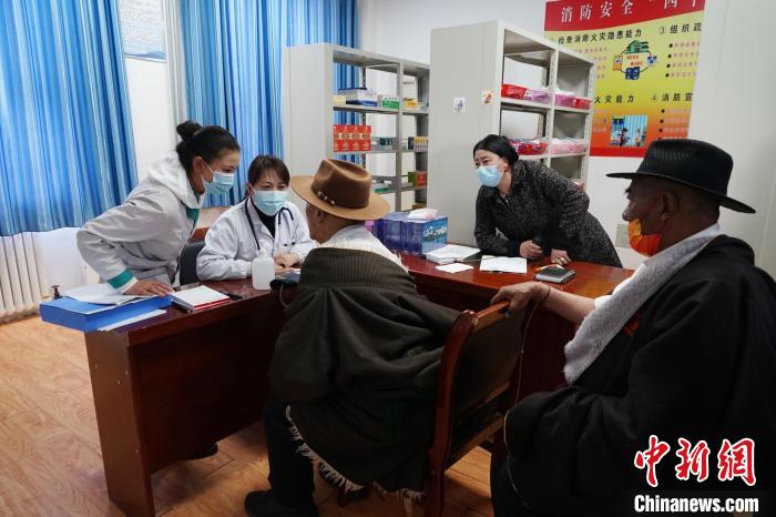 圖為骨科醫(yī)生為敬老院老人們進(jìn)行集中檢查。　馬銘言 攝