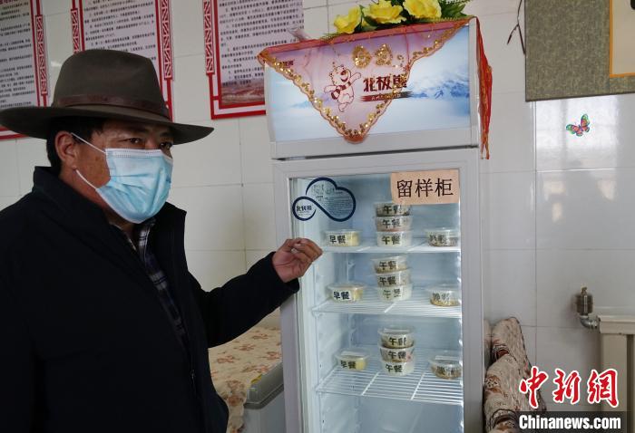 圖為敬老院院長(zhǎng)德高介紹，老人們的三餐均有留樣記錄?！●R銘言 攝