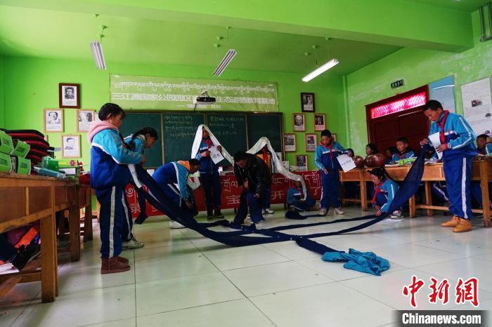 圖為老師正給學(xué)生上生態(tài)課。　馬銘言 攝
