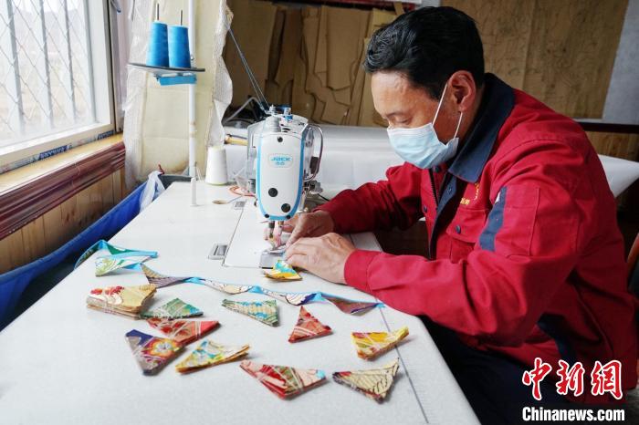 圖為工人正在制作藏式手工藝品?！●R銘言 攝