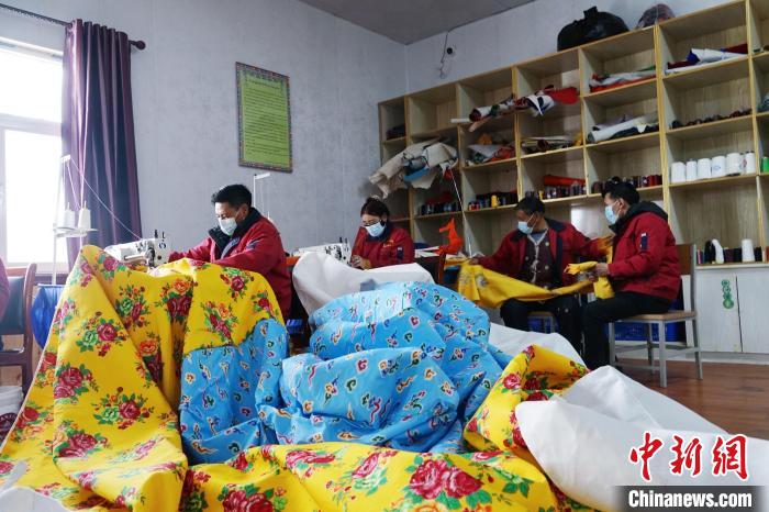 圖為工人們正在制作帳篷。　馬銘言 攝