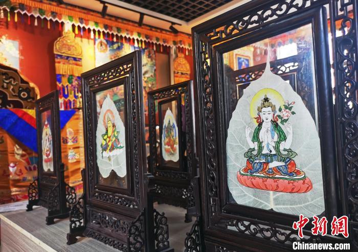 圖為久美尖措創(chuàng)作的藝術品?！?zhí)砀?攝