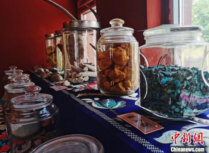 圖為唐卡繪畫礦物顏料展示?！?zhí)砀?攝