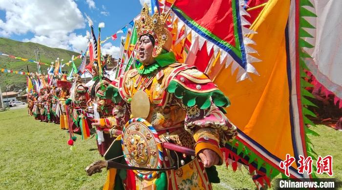 圖為表演現(xiàn)場(chǎng)。　班瑪縣文體旅游廣電局 供圖
