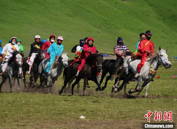 圖為選手進(jìn)行3000米賽馬比賽。　馬銘言 攝