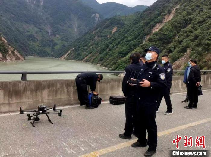 民警組成的搜尋隊利用無人機在震區(qū)開展空中巡查。　甘孜州公安局供圖