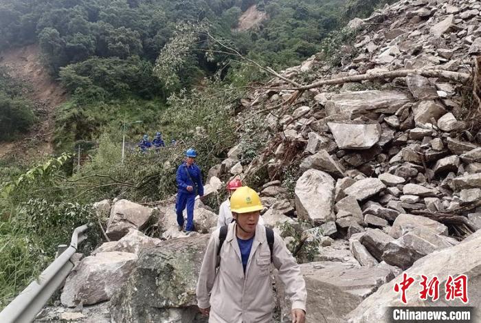 電力搶險(xiǎn)人員徒步通過垮塌路段?！∷拇娏﹫D