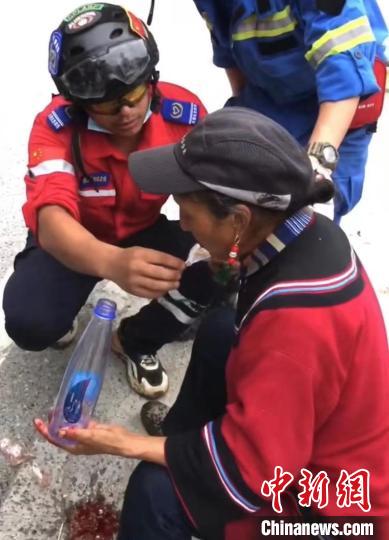 筠連筠愛青年應(yīng)急救援隊救援人員正在為傷員傷口清理?！∈茉L者供圖