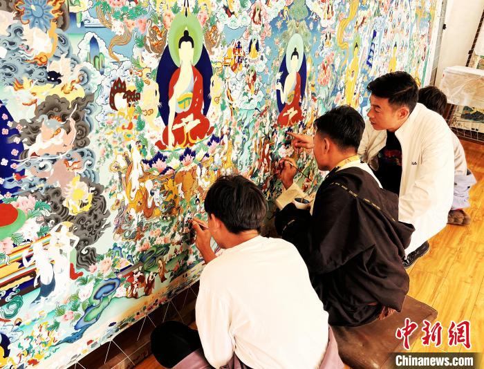 青海唐卡藝術(shù)小鎮(zhèn)：“勞模畫師”師帶徒，文化扶貧富一方