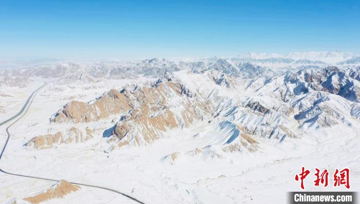 圖為無人機(jī)航拍高原雪景?！《继m縣融媒體中心供圖