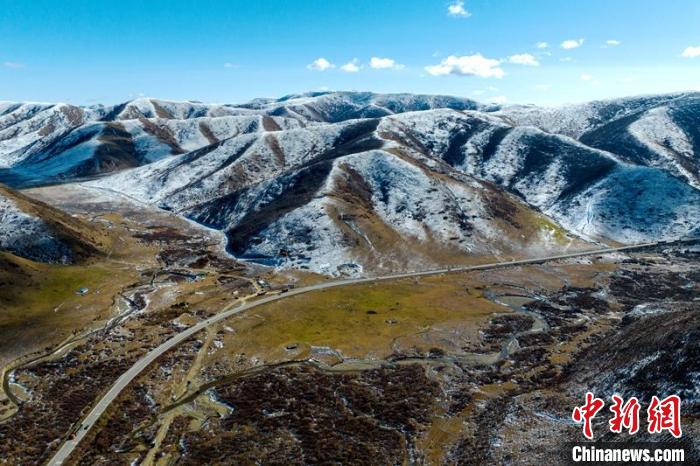 西成高鐵紅原2號(hào)隧道出口附近山頭已被雪覆蓋?！⒅铱?攝