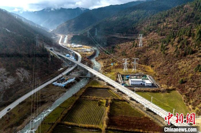 穿越山谷的成蘭鐵路川主寺至黃勝關(guān)段?！⒅铱?攝