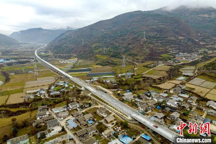 成蘭鐵路松潘右所屯岷江雙線特大橋?！⒅铱?攝