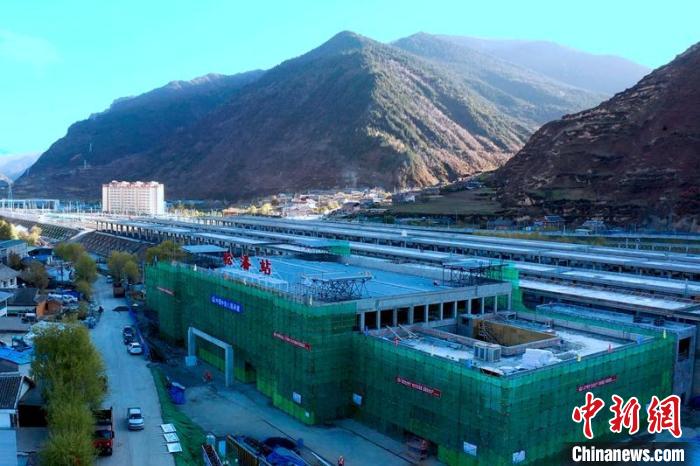 正在建設(shè)中的成蘭鐵路松潘站?！⒅铱?攝