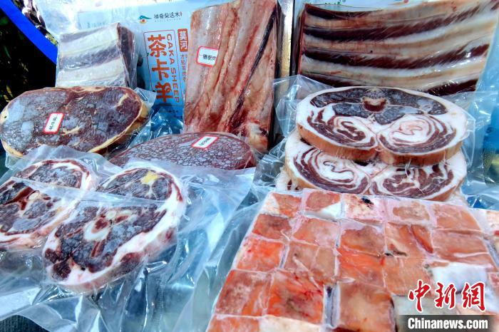 圖為前來參展的柴達(dá)木肉類?！±铍h 攝
