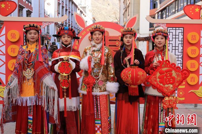 丹巴美女送祝福，迎新年?！±钣腊?攝