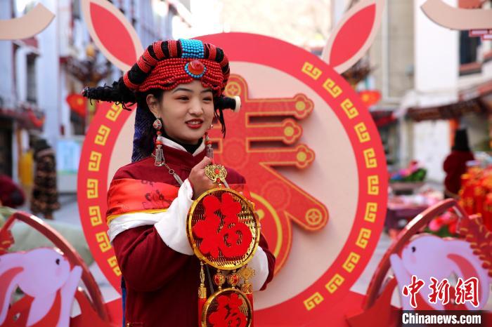 身著嘉絨藏族服飾的丹巴女孩送祝福?！〖o 攝