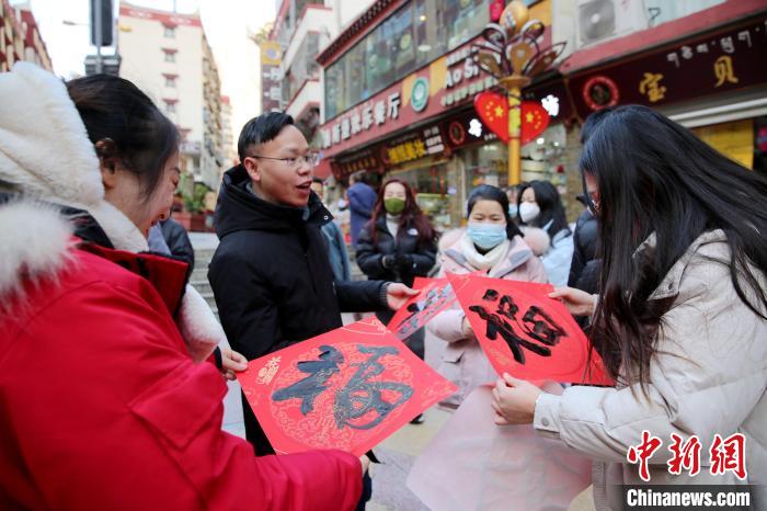街頭市民收到送的“?！弊?。　李永安 攝