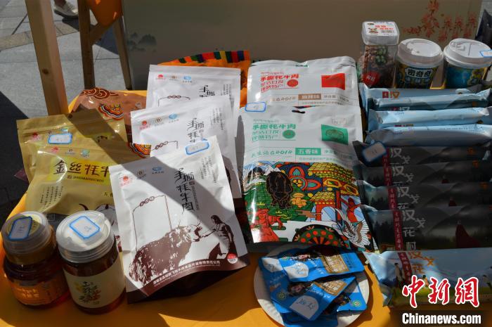 推介活動上的農(nóng)特產(chǎn)品展示?！≈炝杞?攝