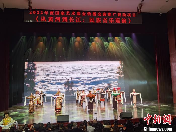 圖為演出現(xiàn)場?！∨擞隄?攝