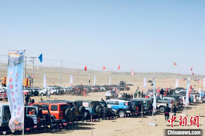 圖為高原沙漠機(jī)車(chē)越野挑戰(zhàn)賽現(xiàn)場(chǎng)，賽車(chē)整齊排列?！≠F南縣委宣傳部供圖