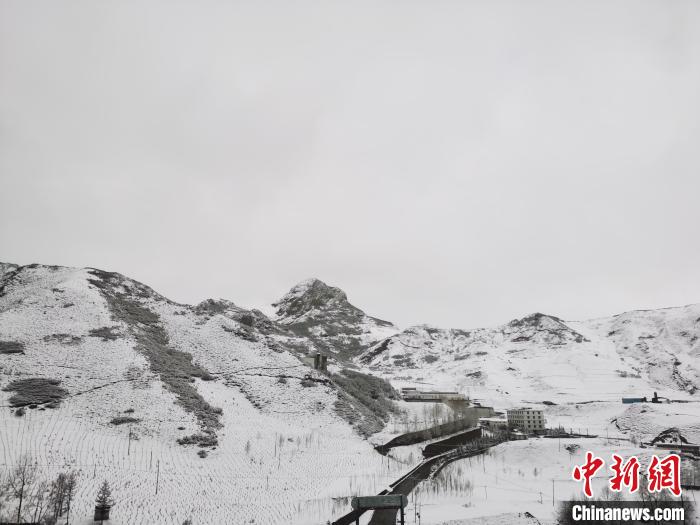 圖為青海省東南部的青沙山區(qū)域銀裝素裹?！?zhí)砀?攝
