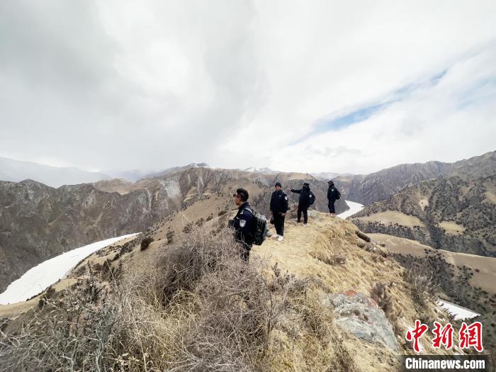 圖為曲麻萊縣崗當村的生態(tài)管護人員開展巡護?！《“瓦_杰 攝