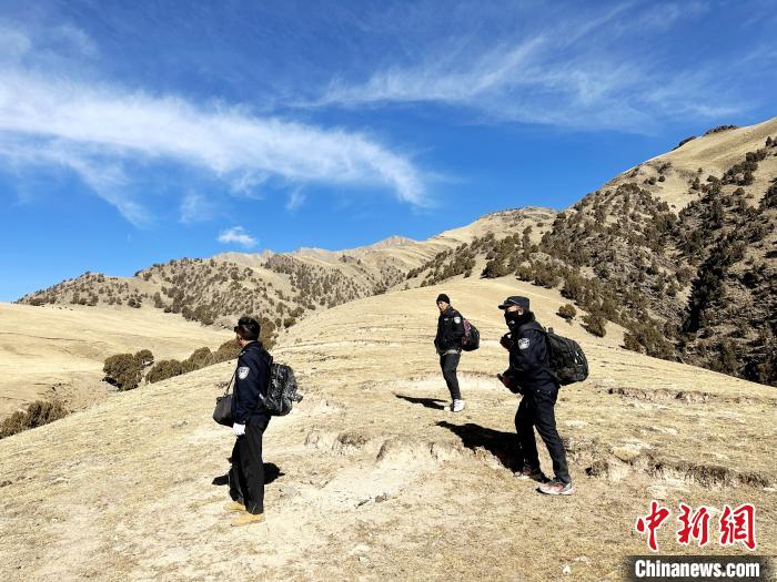 圖為生態(tài)管護人員開展巡護?！《“瓦_杰 攝