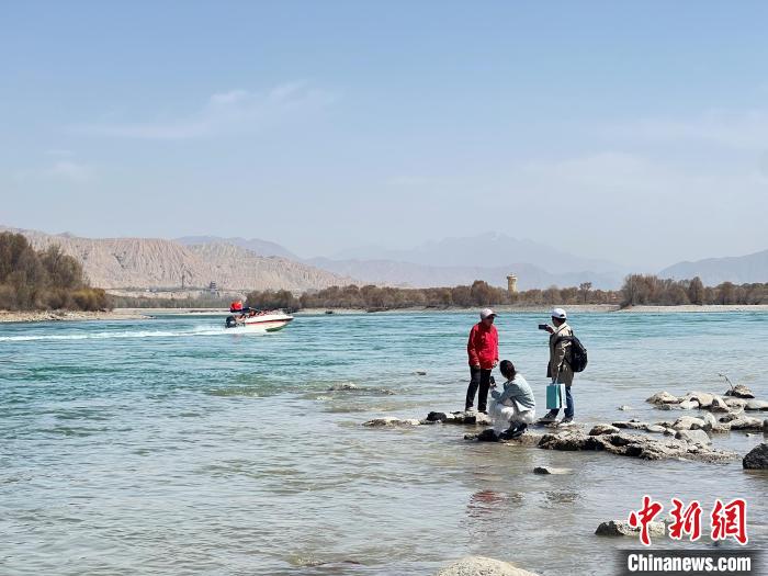 圖為游客在黃河岸畔游玩，并與黃河合影留念?！∑钤鲚?攝