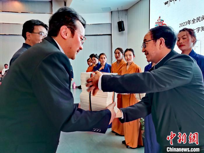 圖為贈送叢書。　張?zhí)砀?攝